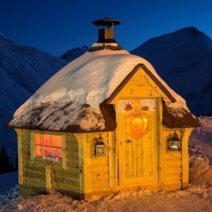 10m Grill Cabin white red shingle in Snow