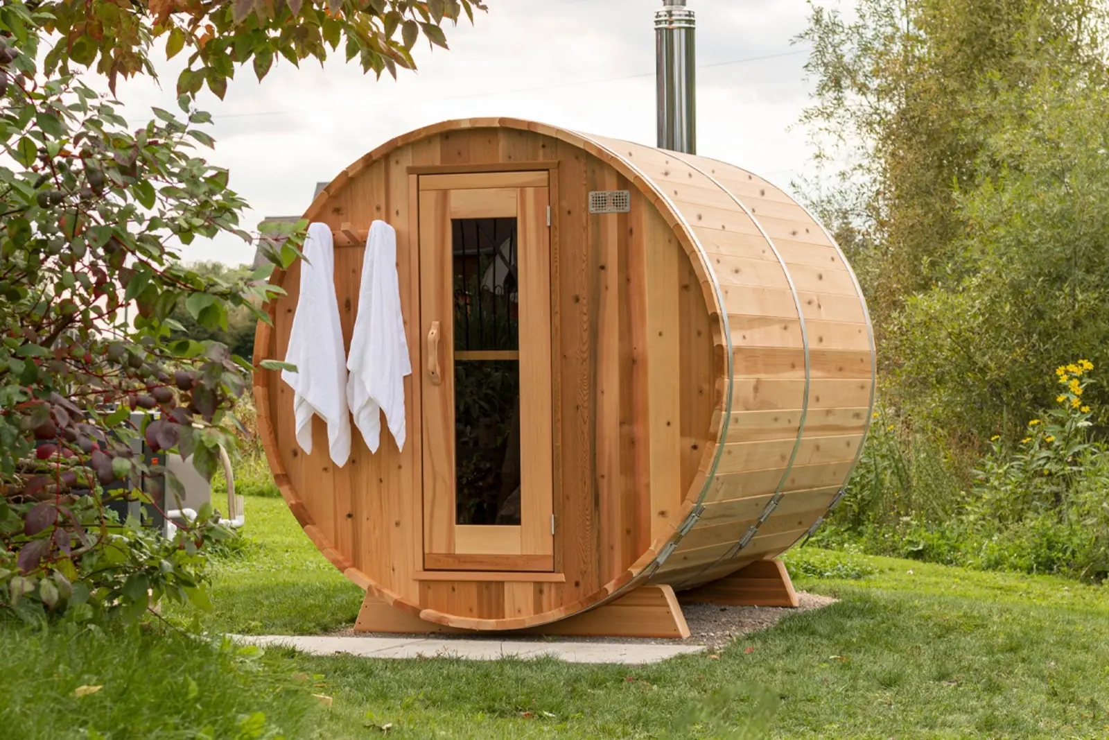 The Cedar Barrel Sauna positioned in an outdoor garden setting – available at Carr Bank Garden Centre. Cedar Barrel Sauna outdoor in garden – luxury sauna from Carr Bank Garden Centre